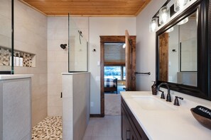 Douche, séchoir à cheveux, serviettes fournies, savon