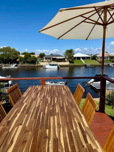 Luxury Waterfront Retreat: Pet friendly Canal Home with Jetty on Bribie Island!