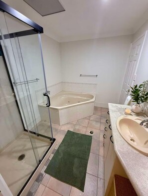 Baignoire Ă jets, sĂšche-cheveux, serviettes fournies, savon