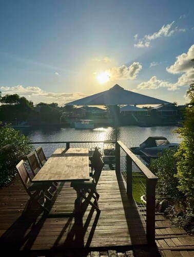 Luxury Waterfront Retreat: Pet friendly Canal Home with Jetty on Bribie Island!