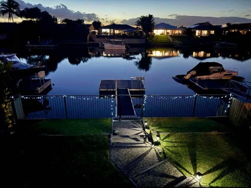 Luxury Waterfront Retreat: Pet friendly Canal Home with Jetty on Bribie Island!