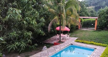 La Ponderosa, a cabin in Villeta, Colombia. a private pool for corporate retreat