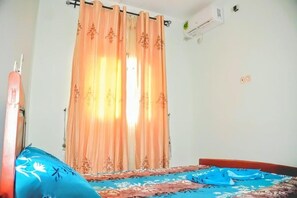 2 chambres, fer et planche à repasser, Wi-Fi, draps fournis