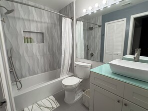 Douche, sĂšche-cheveux, serviettes fournies, savon