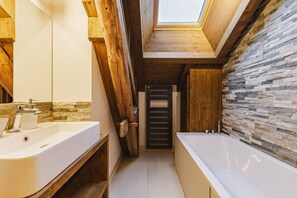 Secador de pelo y toallas