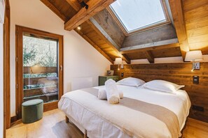 7 dormitorios, escritorio, tabla de planchar con plancha y cuna de viaje