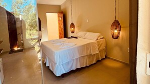 Ein Schlafzimmer mit einem Bett, Nachttischen und Pendelleuchten.