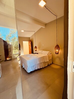 Minibar, escritorio, wifi gratis y ropa de cama