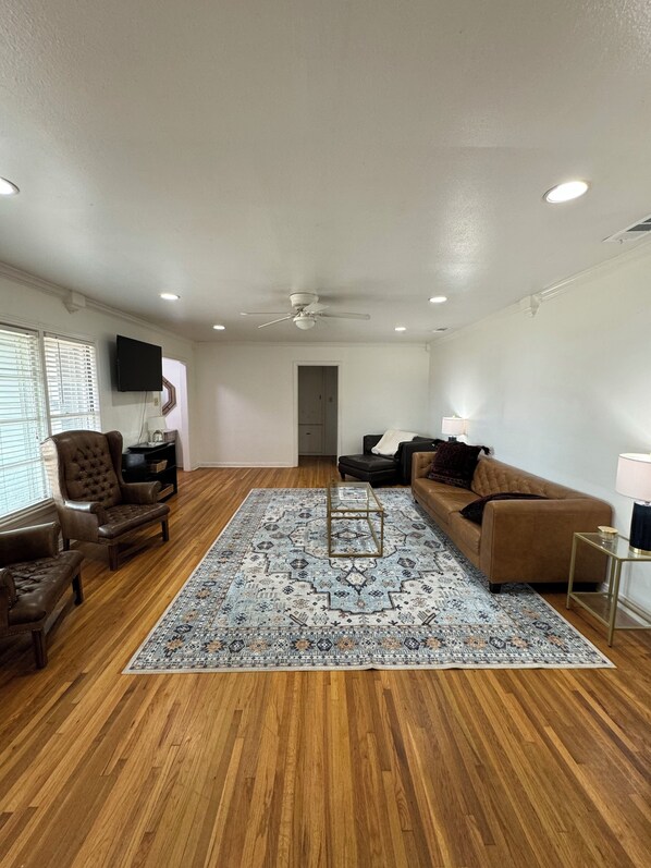 Smart TV - 4 Bedroom Home in Lubbock - close to TTU and major hospitals (Lubbock)