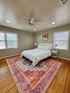 4 bedrooms, iron/ironing board, WiFi, bed sheets - 4 Bedroom Home in Lubbock - close to TTU and major hospitals (Lubbock)