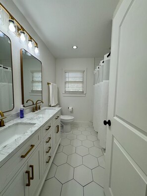 Hair dryer, towels, soap, toilet paper - 4 Bedroom Home in Lubbock - close to TTU and major hospitals (Lubbock)