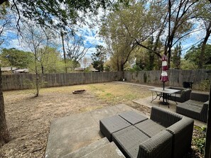 Outdoor dining - 4 Bedroom Home in Lubbock - close to TTU and major hospitals (Lubbock)