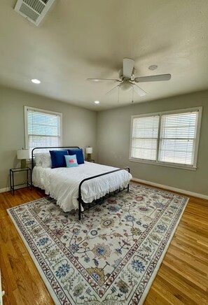 4 habitaciones, tabla de planchar con plancha, wifi y ropa de cama 