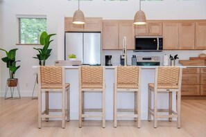 冷蔵庫、電子レンジ、オーブン、コンロ