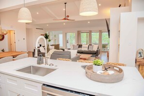 4 bedrooms, iron/ironing board, WiFi, bed sheets