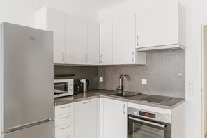 Fridge, microwave, oven, stovetop - Blueground | Josefstadt, elevator, nr landmarks (Vienna)