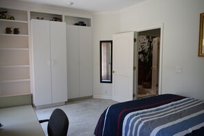 1 bedroom, desk, iron/ironing board, WiFi - Private Entry Room with Patio in a Villa- upscale area (Saratoga)