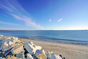 On the beach - Direct Oceanfront/Beachfront Home in Saco, ME. Family Retreat sleeps 19  (Saco)