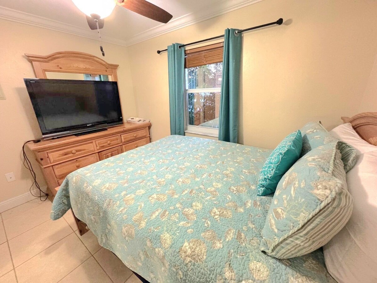 Photo 15 of Charming 4-bedroom plus den villa with pool and spa near the beach and downtown.