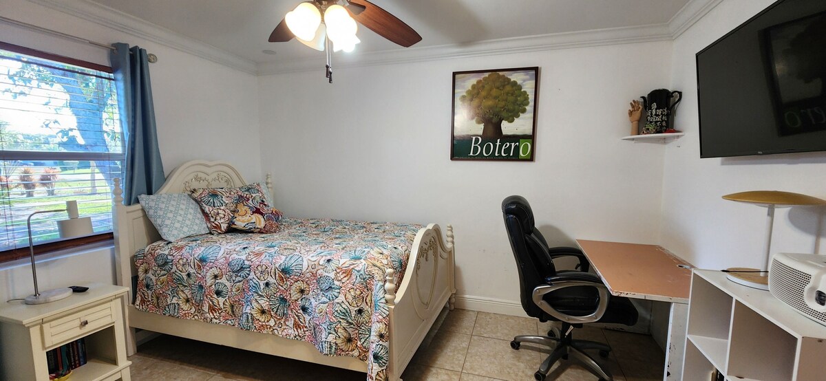 Photo 17 of Charming 4-bedroom plus den villa with pool and spa near the beach and downtown.