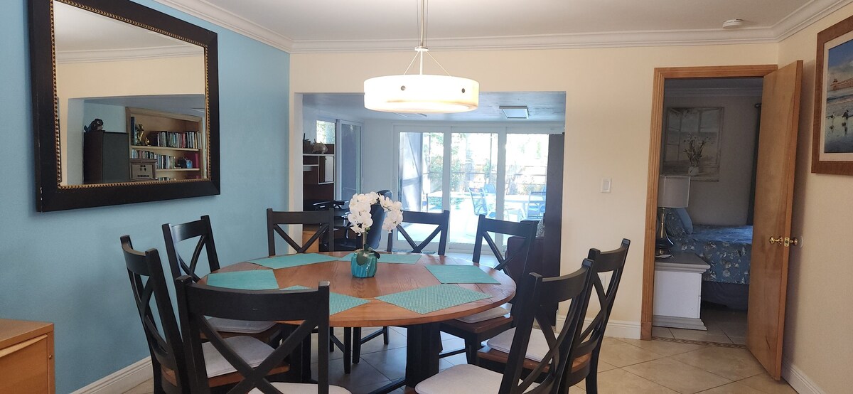 Photo 6 of Charming 4-bedroom plus den villa with pool and spa near the beach and downtown.