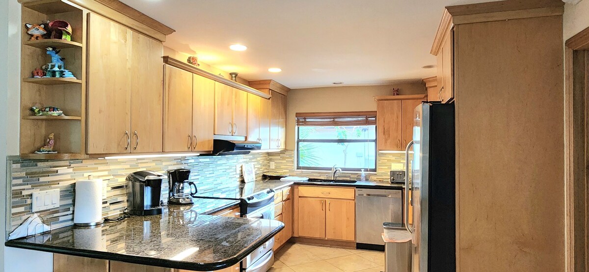 Photo 8 of Charming 4-bedroom plus den villa with pool and spa near the beach and downtown.