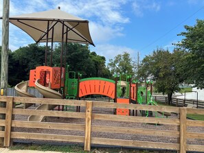 Children's area - Elegant 3BR and 2BA retreat near downtown Ball Ground and wedding venues (Ball Ground)