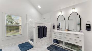 Doccia, asciugacapelli, asciugamani, sapone