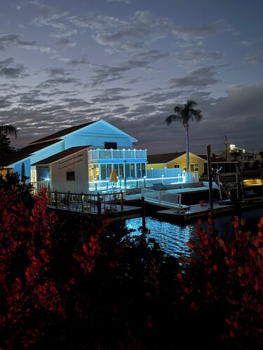Charming Ocean Front 3-bedroom and 4 Bath  with WiFi and AC in Hernando Beach 