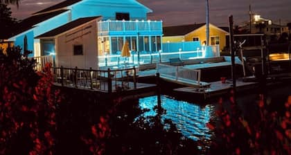 Charming Ocean Front 3-bedroom and 4 Bath with WiFi and AC in Hernando Beach