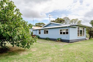 Exterior - Sea Stay - 2 min walk to beach & town. Linen Inc, Pet Friendly (Inverloch)