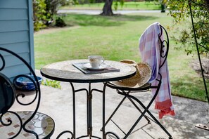 Outdoor dining - Sea Stay - 2 min walk to beach & town. Linen Inc, Pet Friendly (Inverloch)