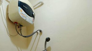Eine Dusche mit Handbrause und einer fest installierten Bedienung.