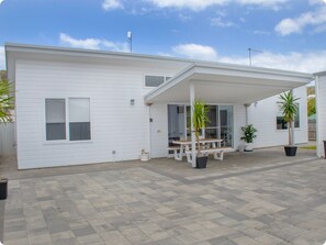 Outdoor dining - Welcome to Bay Belle - Binalup (MIDDLETON BEACH)