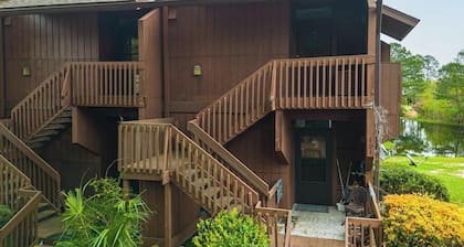 Cozy upstairs Studio Condo at Diamondhead overlooking the Lake & Country Club