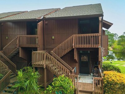 Cozy upstairs Studio Condo at Diamondhead overlooking the Lake & Country Club