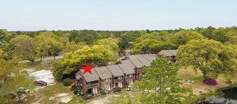 Cozy upstairs Studio Condo at Diamondhead overlooking the Lake & Country Club