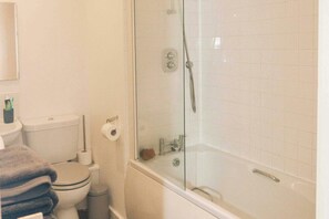 Een douche, een haardroger, handdoeken