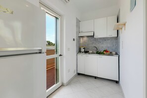 Een koelkast, een kookplaat, een koffiezetapparaat/waterkoker