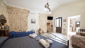 2 bedrooms, WiFi (free), bed sheets