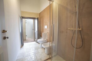 Ducha, secador de pelo, bidet, toallas