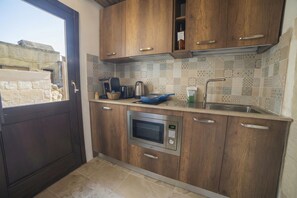 Jääkaappi, mikroaaltouuni, liesi, kahvin-/teenkeitin