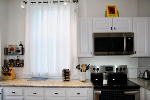 Private kitchen - Wooster Gem - Walk to Pizza & Yale! - FREE Parking and Laundry (New Haven)