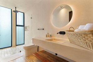 Haartrockner, Handtücher, Seife, Toilettenpapier