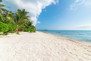 Plage, chaises longues, serviettes de plage