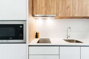 Jääkaappi, mikroaaltouuni, kahvin-/teenkeitin, vedenkeitin