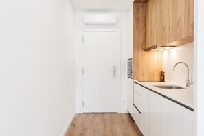 Kühlschrank, Mikrowelle, Wasserkocher mit Kaffee-/Teezubehör