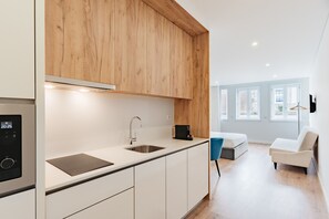 Kühlschrank, Mikrowelle, Wasserkocher mit Kaffee-/Teezubehör