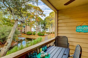 Outdoor dining - Coastal condo with indoor and outdoor pool, tennis and pickleball courts (Hilton Head)