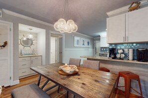 Dining - Coastal condo with indoor and outdoor pool, tennis and pickleball courts (Hilton Head)